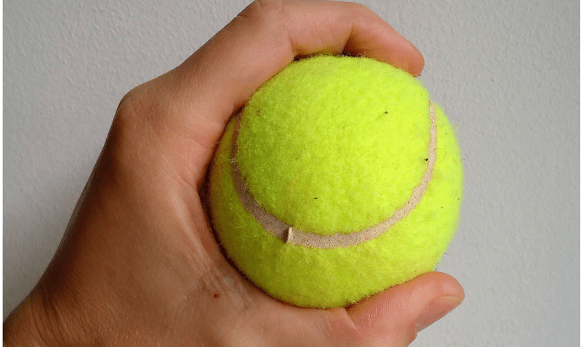 Hand hält Tennisball