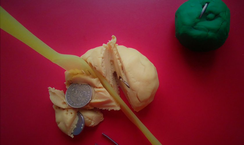 Feinmotorik trainieren mit Knetmasse