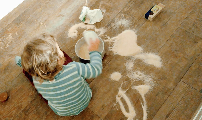 Kind "hilft" im Haushalt