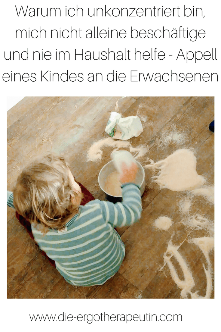 Kind spielt konzentriert