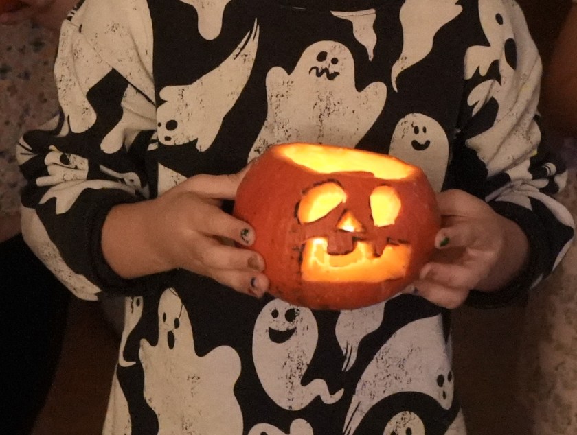 gruselige Schnitzeljagd mit selbstgeschnitzer Kürbislaterne